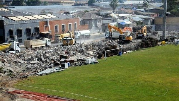 Συγκλονιστικά ευρήματα! Οστά και μνήματα στην ιστορική έδρα του Πανιωνίου στη Σμύρνη